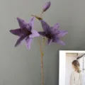 Detalle de flor de lirio morada artificial, rama falsa de 3 cabezas para decoración. - H52CM / Morado