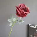 Falsa rosa retro tallo único rojo oscuro borde quemado flor artificial detalle primer plano - Rojo