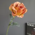Vista detallada de flor de rosa vintage artificial con bordes quemados para decoración. - Café Claro
