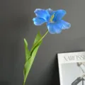 Detalle de flor de tulipán azul artificial de rama única, decoración floral para el hogar. - Azul