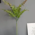 Detalle de rama de helecho artificial, follaje de goma suave, decoración de hogar nórdico. - Punta Roja