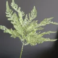 Detalle de rama de helecho artificial, planta de plástico verde suave para decoración y bodas. - H71CM / Blanco