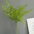 Detalle de rama de helecho artificial, follaje de goma suave, hojas verdes realistas para decor. - Verde