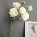 Detalle cercano de rosas blancas artificiales con tallos verdes para decoración del hogar. - Blanco Lechoso