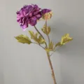 Primo piano di una peonia viola artificiale, dettaglio dello stelo singolo per la decorazione. - H65CM / Viola