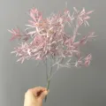 Vista detallada de rama de trébol artificial rosa flocado, ideal para decoración floral. - H38CM / Loto