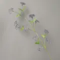 Detalle de rama de bayas moradas artificiales, elegante decoración floral para el hogar. - H86CM / Azul