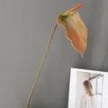 Detalle de flor de anturio artificial, textura encolada realista, elegante tallo de decoración. - H72CM / Naranja Oscuro