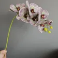 Vista dettagliata del ramo di orchidea phalaenopsis artificiale con motivi e boccioli. - Cristallo Viola