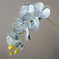 Vista detallada de rama de orquídea artificial Phalaenopsis azul para decoración. - Azul Clásico