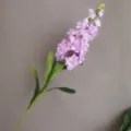 Flor violeta artificial vista de detalle, delicado tallo simple de lavanda para decoración de interiores. - Violeta Claro