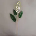 Detailansicht künstlicher weißer Blumenzweig mit grünen Blättern für Innendekoration. - Weiß