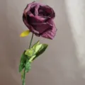 Détail de fleur de rose en soie violette foncée, idéal pour décor moderne et accessoires photo. - Violet