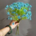 Primer plano de un ramo de flores artificiales de velo de novia azules con tallos detallados. - H40CM / Azul