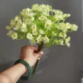 Primer plano detallado de ramo de flores artificiales de gypsophila para decoración del hogar. - H40CM / Blanco Lechoso