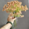 Detalle de flor artificial que muestra las delicadas cabezas florales y tallos del ramo decorativo. - H40CM / Naranja Café Claro
