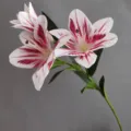 Dettaglio di giglio artificiale a 3 teste, petali realistici per decorazioni domestiche. - Bianco e Rosa