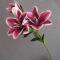 Primo piano dettagliato di stelo di giglio artificiale, fiore finto per decorazioni. - Viola scuro