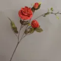 Nahaufnahme eines künstlichen roten Rosenzweigs mit realistischen Blütenblättern. - H78CM / Ziegelrot