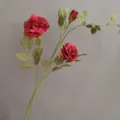 Nahaufnahme der künstlichen roten Rosenblütenzweige mit grünen Blättern für die Dekoration. - H78CM / Rot