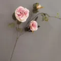 Detalle de rama de rosa rosa vintage artificial, perfecto para decoración del hogar y arreglos. - H78CM / Rosa Neutro