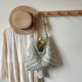 Bolso de hombro calzado a crochet hecho a mano bolsa de playa tejida con cuentas de madera. - Azul