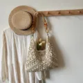 Bolso de hombro de paja tejida, bolso hobo de playa calado hecho a mano con asa de cuentas. - Blanco & Beige