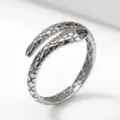 Nahaufnahme des Retro Schlangenschuppen Textur Offenen Rings mit feiner Metallverarbeitung. - Größe 7 / Silber