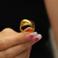 Detailopname van stijlvol 18k verguld titanium staal onregelmatig gekruist ring ontwerp. - Maat 6 / Goud Open Lijn