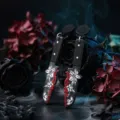 Nahaufnahme Detail der gotischen Halloween Acryl Messer Ohrringe mit Blumen und Blut Design. - Messer-Stil (weh3235) / Rot+Weiß+Schwarz Weiß K