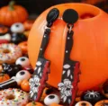 Halloween Acryl Messer Ohrringe mit blutigem Blumen Design gruselige Party Modeschmuck Ohrhänger. - Spitzmesser-Stil (weh3239) / Rot+Weiß+Schwarz Weiß K