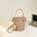 Süße gewebte Eimer-Tasche, schicke modische Umhängetasche für den täglichen Weg zur Arbeit und Freizeit. - 19*12*19 / Rosa