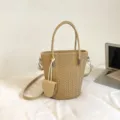 Beige geflochtene Eimer Tasche mit Henkel, Umhängeriemen und kleiner Münztasche Anhänger. - 19*12*19 / Khaki