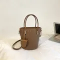 Borsa a secchiello intrecciata marrone con manico e tracolla, elegante borsa minimalista. - 19*12*19 / Caffè