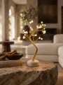 Warme LED Deko-Baumlampe mit goldenen Zweigen und Kugellampen für gemütliche Heimdekoration. - Perlenbaum Lampe