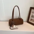 Minimalistische braune Wildleder Baguette Schultertasche mit niedlichem Baseball Anhänger - Ohne Anhänger / Braun