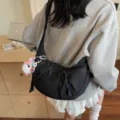 Schwarze Nylon-Crescent-Umhängetasche im koreanischen Stil für Damen mit schönem Anhänger. - Ohne Anhänger / Schwarz