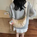 Beige Nylon Halbmond Umhängetasche, Lässige Hobo Schultertasche mit Plüsch Anhänger - Ohne Anhänger / Gebrochenes Weiß