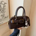 Braune Wildleder Handtasche mit Schnalle, vintage Motorrad Stil Schulter und Umhängetasche. - Ohne Anhänger / Kaffee