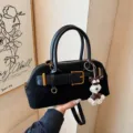 Schwarze Wildleder Handtasche mit Gürtelschnalle und Hundemotiv im koreanischen Motorradstil - Ohne Anhänger / Schwarz