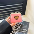 Mini rosa Koffer Tasche mit Leopardenherz und silberner Kette für stylische Frauen. - Herz / Rosa