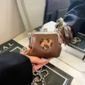 Kleine braune Kussverschluss-Tasche mit Leo-Herz und silberner Kugelketten-Umhängetasche. - Herz / Braun