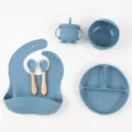 Siliconen baby servies set met verdeeld bord, kom, beker, slabber en houten lepel vork. - Ronde Bord 6-Delige Set / Donkerblauw