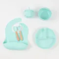 Detailweergave van de siliconen babyvoedingsset met bord, kom, beker, lepel en slabbetje. - Ronde Bord 6-Delige Set / Lichtgroen