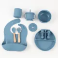 Detailansicht des Silikon Baby Fütterungsets mit geteiltem Teller, Schüssel, Becher, Lätzchen. - Dunkelblau 10-teiliges rundes Teller-Set