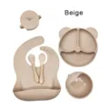 Siliconen baby voedingsset in beige met berenbord, kom, beker, slabbetje. Detailweergave. - Kattenoor 6-Delige Set / Beige