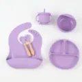 Detail van de siliconen baby servies set met verdeeld bord kom slabbetje beker en lepel. - Ronde Bord 6-Delige Set / Paars