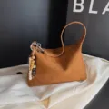 Braune Wildleder Hobo Schultertasche mit Perlen Anhänger Stilvolle Kissen Handtasche - Ohne Anhänger / Braun