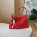 Rote Wildleder-Achsel-Umhängetasche mit Holzperlenanhänger minimalistische Damentasche. - Ohne Anhänger / Rot