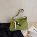 Grüne Wildleder Umhängetasche Achseltasche Kissentasche mit Holzperlen Anhänger. - Ohne Anhänger / Grün